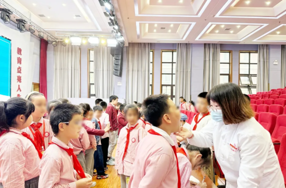 匠心护童牙 温情伴成长——儿童口腔中心守护孩子口腔健康(图4) 匠心护童牙 温情伴成长——儿童口腔中心守护孩子口腔健康(图4)