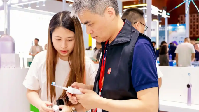 从上海FDI到北京口腔展,锐舞喷气电动牙刷再获专业关注(图6) 从上海FDI到北京口腔展,锐舞喷气电动牙刷再获专业关注(图6)